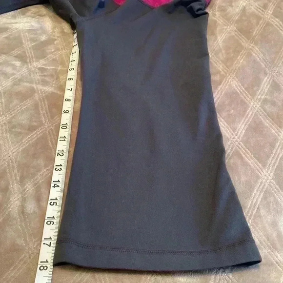 Lululemon Black & Pink Capri Leggings in Size 8. - Picture 8 of 9
